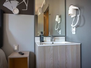 Standard Room, 1 Double Bed | In-room safe, desk, laptop workspace, blackout drapes