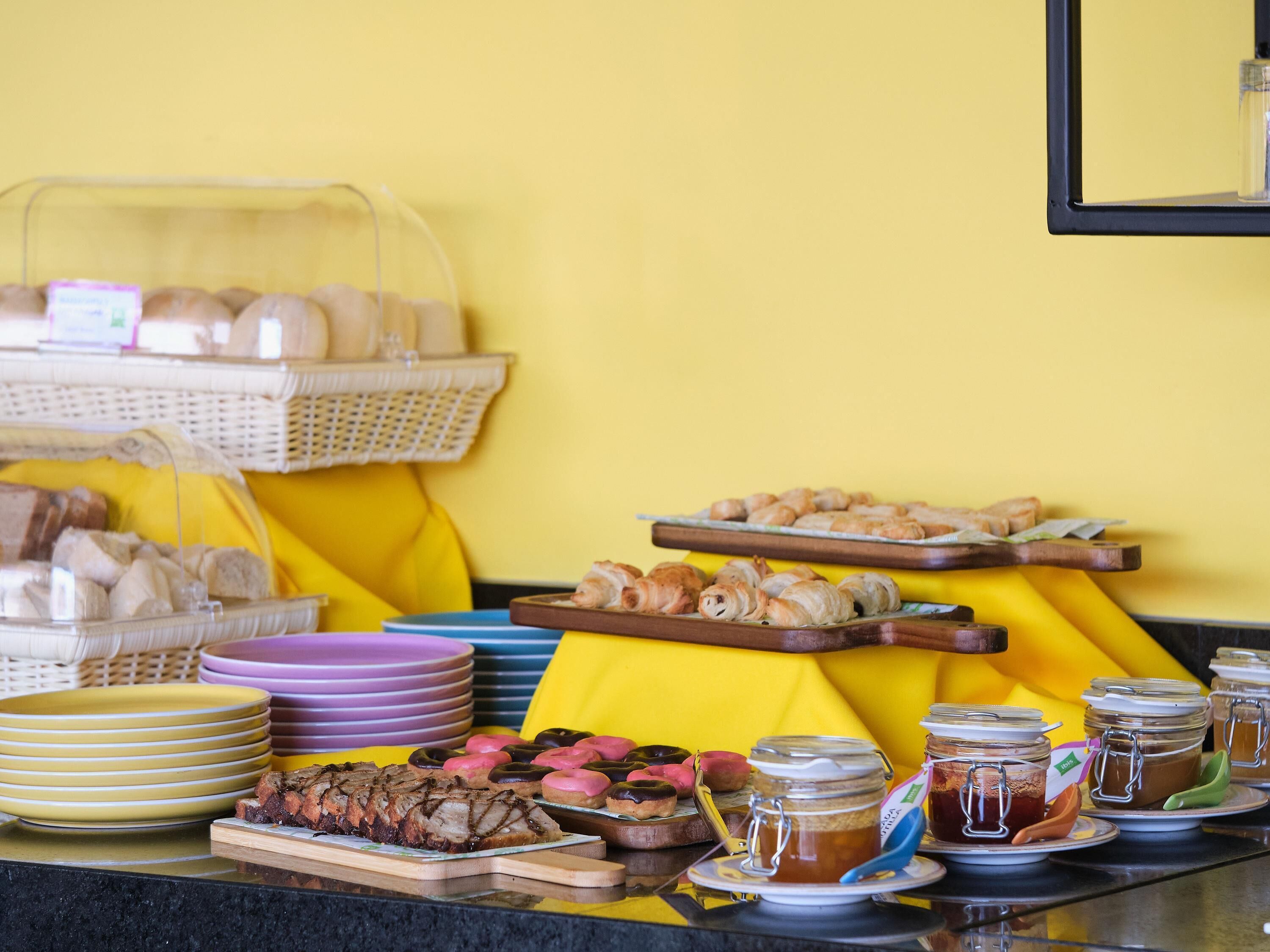 Ein reichhaltiges Buffet mit verschiedenen Speisen und Beilagen.