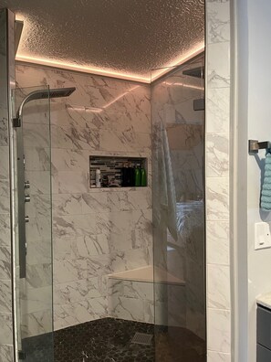 Ensemble douche/baignoire, sèche-cheveux, serviettes fournies, savon