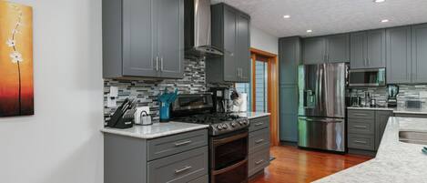 Geladeira, micro-ondas, fogão, cooktop