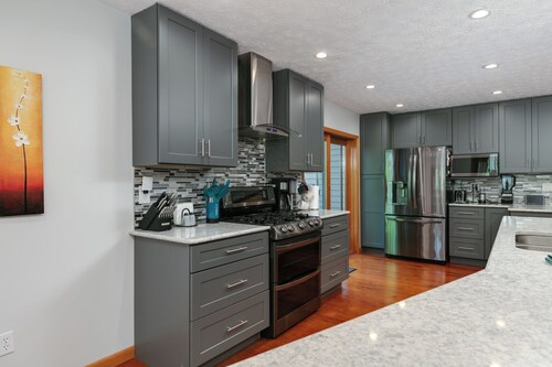 Watkins Glen, Corning, Finger Lakes 3 BR 3 Bath w/ Hot Tub