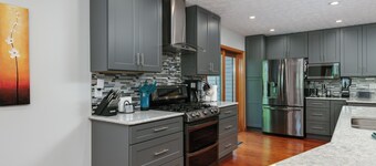 Watkins Glen, Corning, Finger Lakes 3 BR 3 Bath w/ Hot Tub