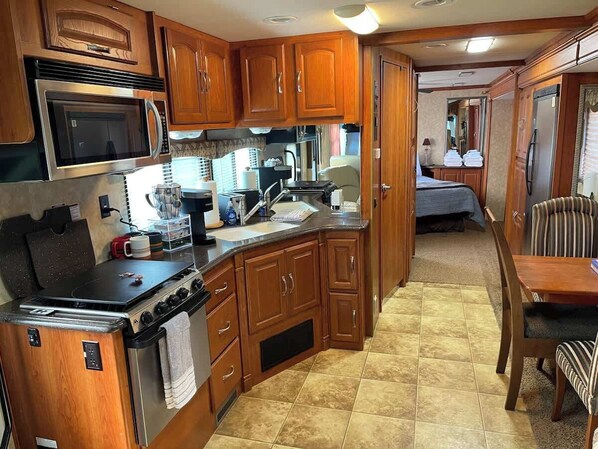 Kühlschrank, Mikrowelle, Ofen, Herdplatte