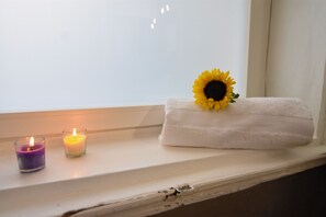 Economy Room | Bathroom | Shower, rainfall showerhead, free toiletries, hair dryer - La Dimora delle Arti (Naples)