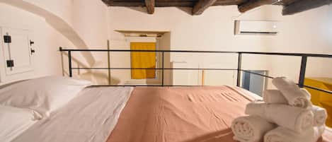 Camera familiare, 1 letto queen con divano letto, cucina, sul cortile | 1 camera, biancheria in cotone egiziano