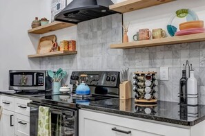 冷蔵庫、電子レンジ、オーブン、コンロ