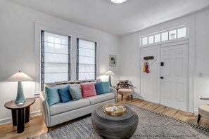 TV - Forth House – Stylish & Cozy 1 BR Apt in Springfield (Jacksonville)