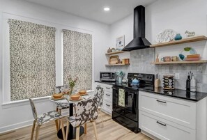 冷蔵庫、電子レンジ、オーブン、コンロ