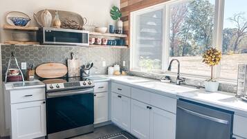 Refrigerador, microondas, horno y lavavajillas