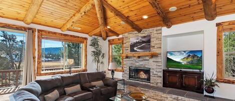 Televisie, een open haard en een kantoor