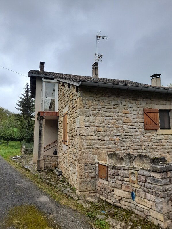 A stone house with a small porch, a chimney, and a satellite dish. - Country vacations (Varen)