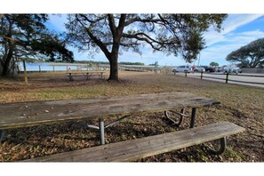 Outdoor dining - stylish guesthouse walking distance to icww (Wilmington)