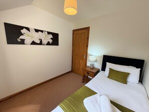 3 habitaciones, tabla de planchar con plancha y cuna de viaje 
