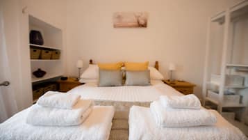 2 bedrooms, desk, iron/ironing board, WiFi