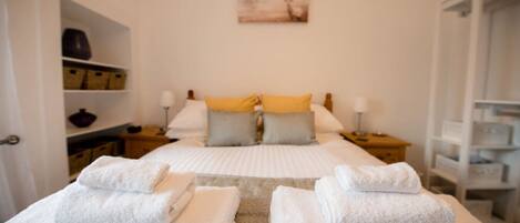 2 bedrooms, desk, iron/ironing board, WiFi