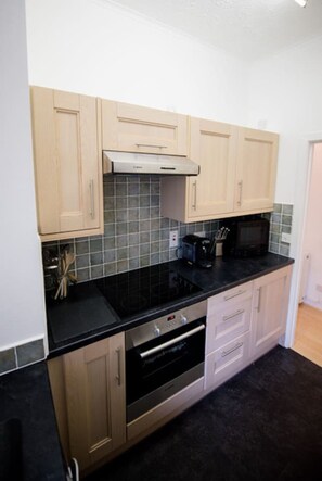 Fridge, microwave, oven, toaster - Armadale Apartment in Fort William Town Centre (Fort William)