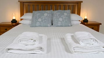 3 bedrooms, desk, iron/ironing board, travel crib