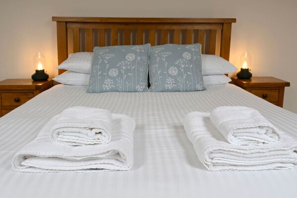 3 bedrooms, desk, iron/ironing board, travel cot