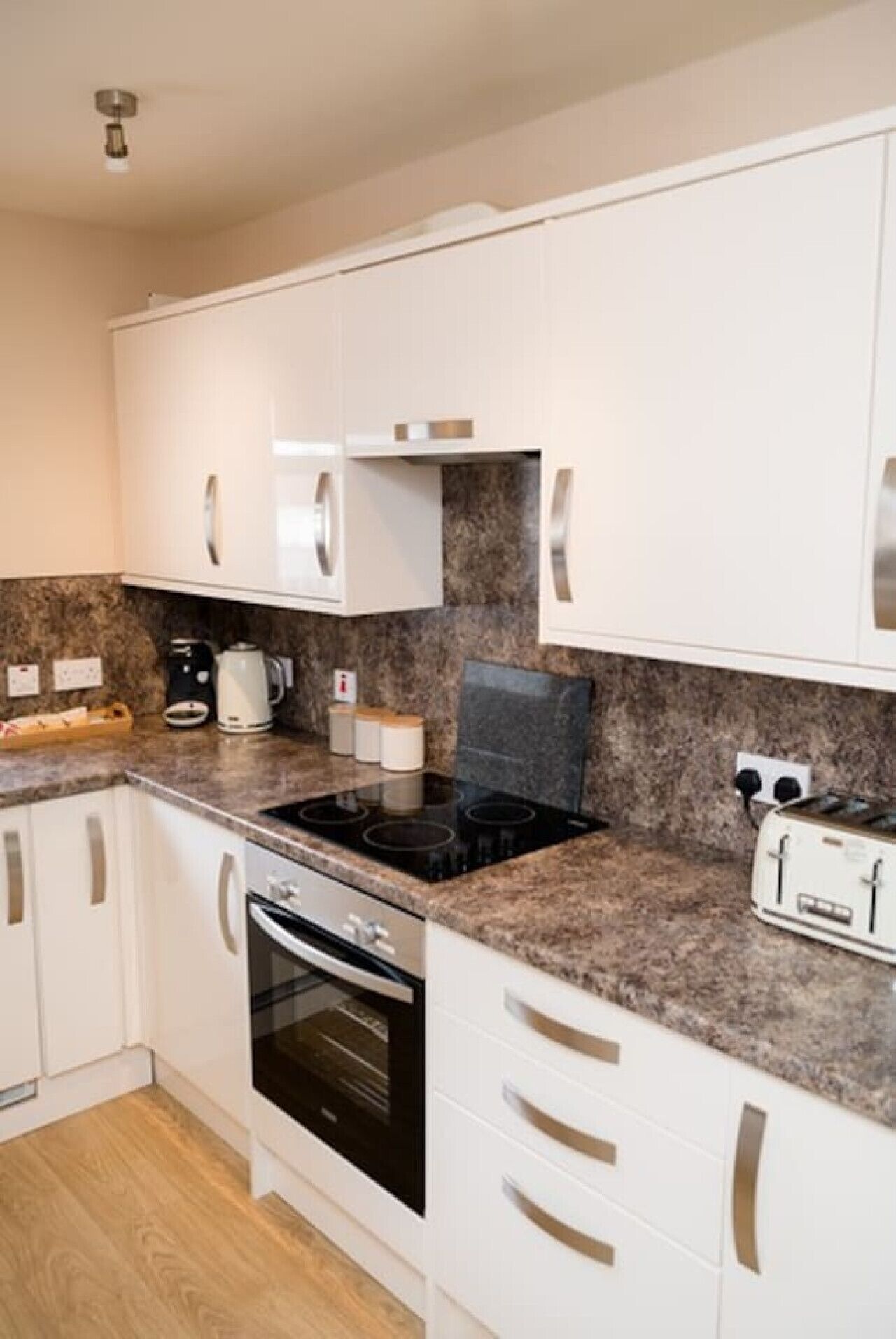 Kühlschrank, Mikrowelle, Ofen, Geschirrspüler