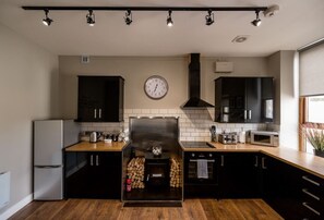 Fridge, microwave, oven, stovetop - The Townhouse in central Fort William (Fort William)