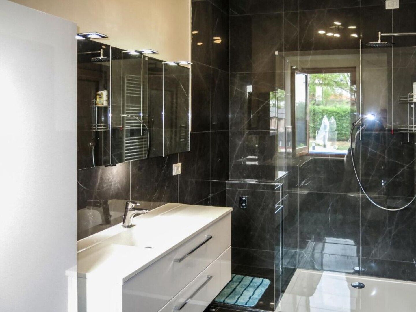 Shower, bidet, towels