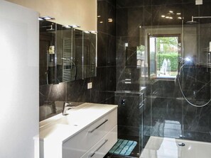 Dusche, Bidet, Handtücher