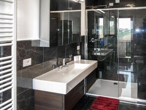 Dusche, Bidet, Handtücher