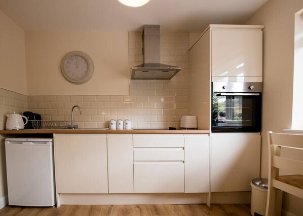 Køleskab, mikrobølgeovn, ovn, kaffe-/temaskine