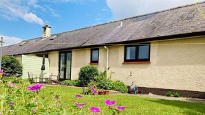 A house with a garden, a lawn, and a small patio area. - The Nell in Central Fort William (Fort William)