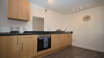 Een koelkast, een magnetron, een oven, een koffiezetapparaat/waterkoker