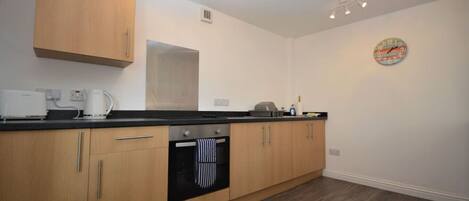 Geladeira, micro-ondas, fogão, cafeteira/chaleira