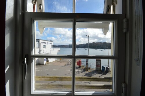 Buzzard Apartment located on Tobermory High Street