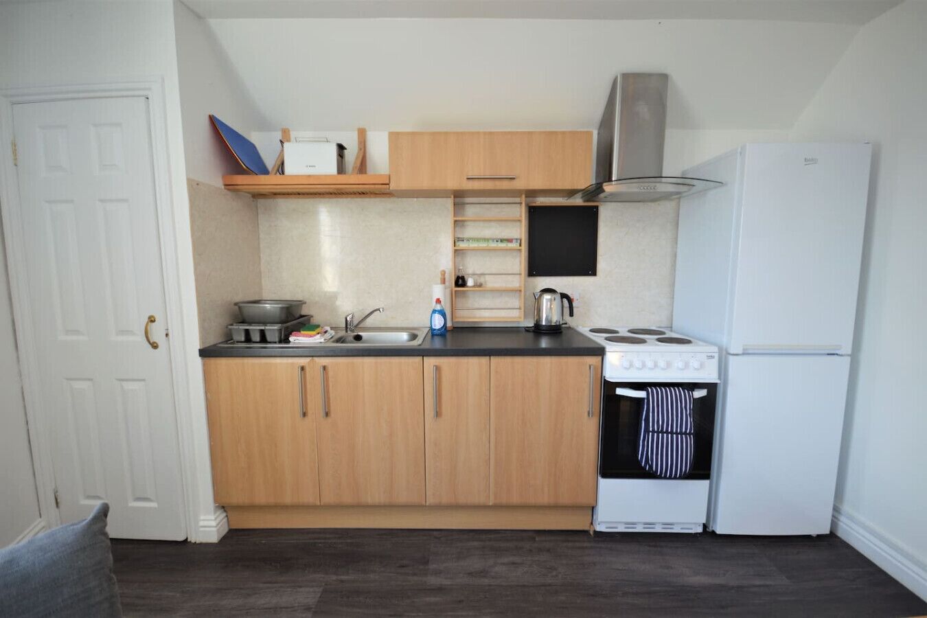 Fridge, oven, coffee/tea maker, toaster