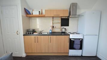 Een koelkast, een oven, een koffiezetapparaat/waterkoker