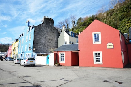 Exterior. Eagle Ensuite Room located on Tobermory High Street