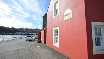 Parkeerplaatsen op het terrein