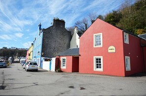 Exterior - Dolphin Apartment located on Tobermory High Street (Tobermory)