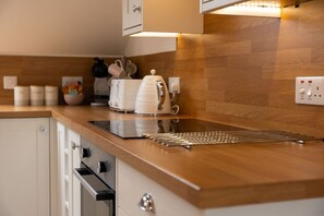 Geladeira, micro-ondas, fogão, lava-louças