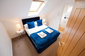 2 dormitorios, escritorio, tabla de planchar con plancha y cuna de viaje