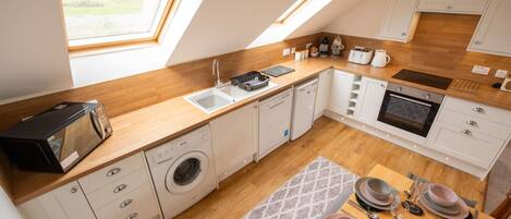 Kühlschrank, Mikrowelle, Ofen, Geschirrspüler