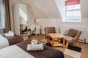 5 室のベッドルーム、デスク、アイロン / アイロン台、旅行用ベビーベッド