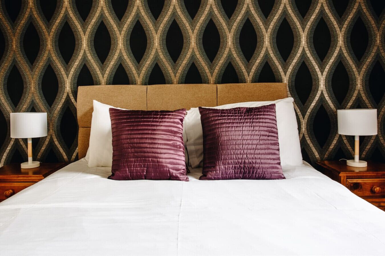 5 dormitorios, escritorio, tabla de planchar con plancha y cuna de viaje