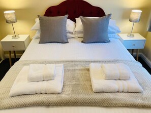 1 dormitorio, tabla de planchar con plancha, wifi y ropa de cama