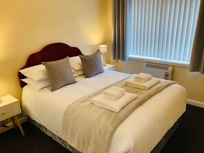 1 dormitori, planxa i posts de planxar, wifi i roba de llit 