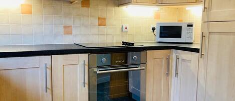 Frigorífico, microondas, horno y tostadora