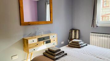 1 dormitorio, tabla de planchar con plancha, wifi y ropa de cama