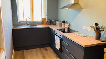 Kühlschrank, Mikrowelle, Ofen, Geschirrspüler