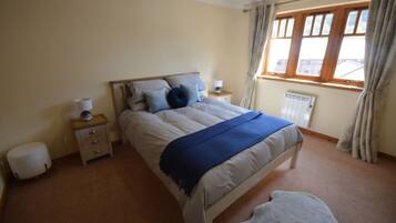 3 bedrooms, desk, iron/ironing board, WiFi