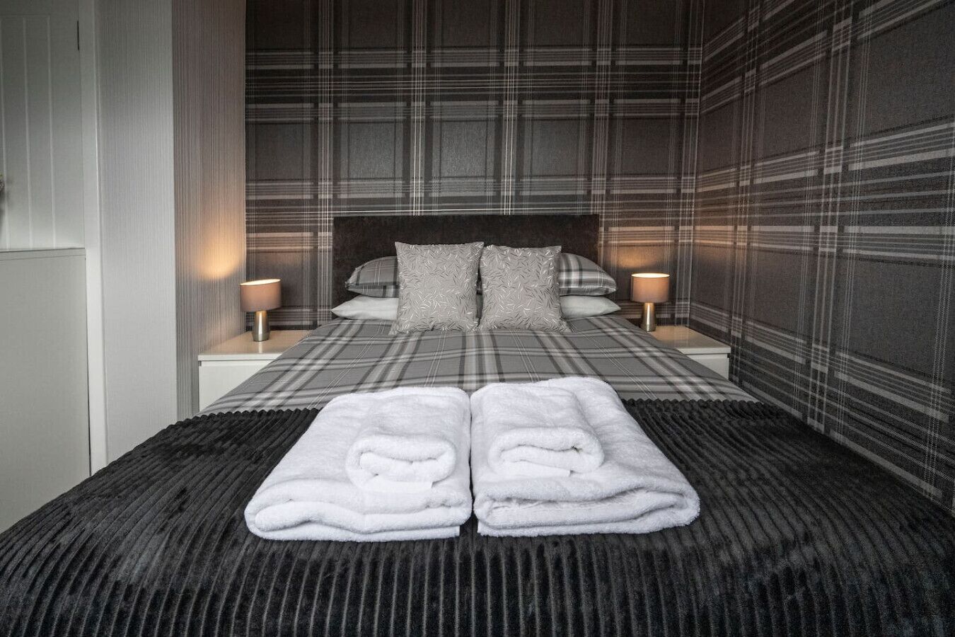 2 عدّة غرف نوم ومكواة/لوح كي وواي فاي وملاءات أسرّة