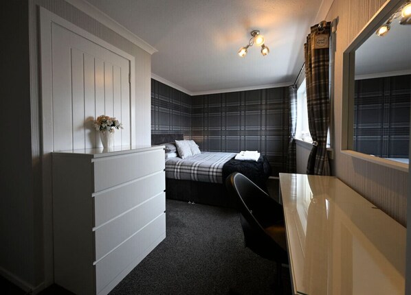 2 室のベッドルーム、アイロン / アイロン台、WiFi、ベッドシーツ